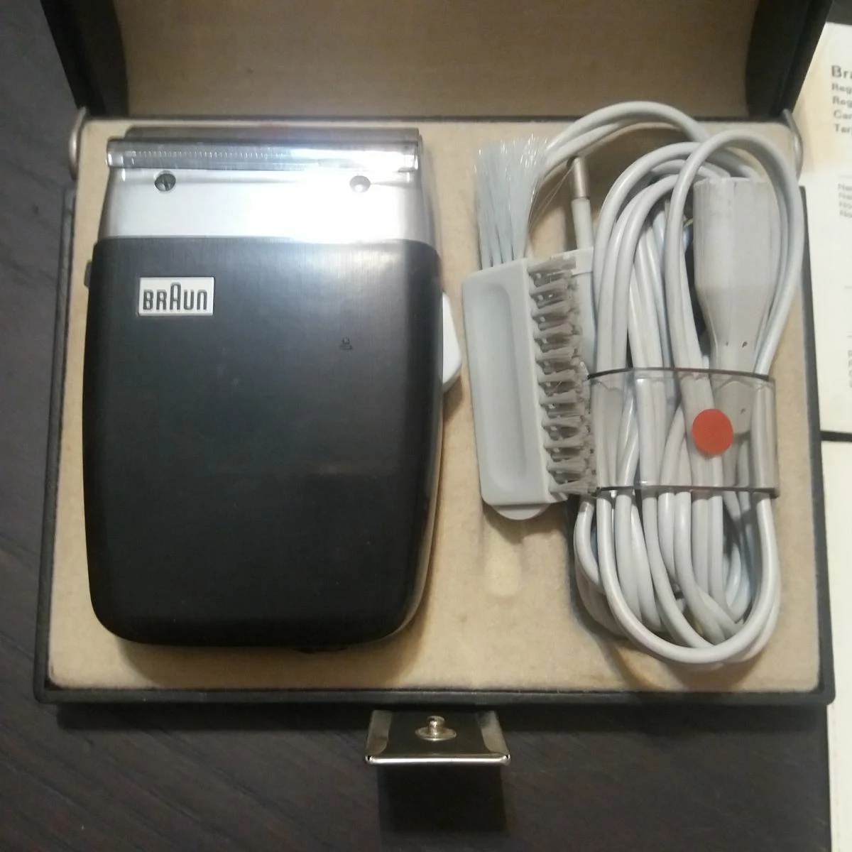 Vendora Vintage ξυριστική μηχανή BRAUN Made In Germany. Έτος κατασκευής 1961. Μαζί με τη θήκη. Λειτουργεί. 4 Vendora Vintage ξυριστική μηχανή BRAUN Made In Germany. Έτος κατασκευής 1961. Μαζί με τη θήκη. Λειτουργεί. - Image 2