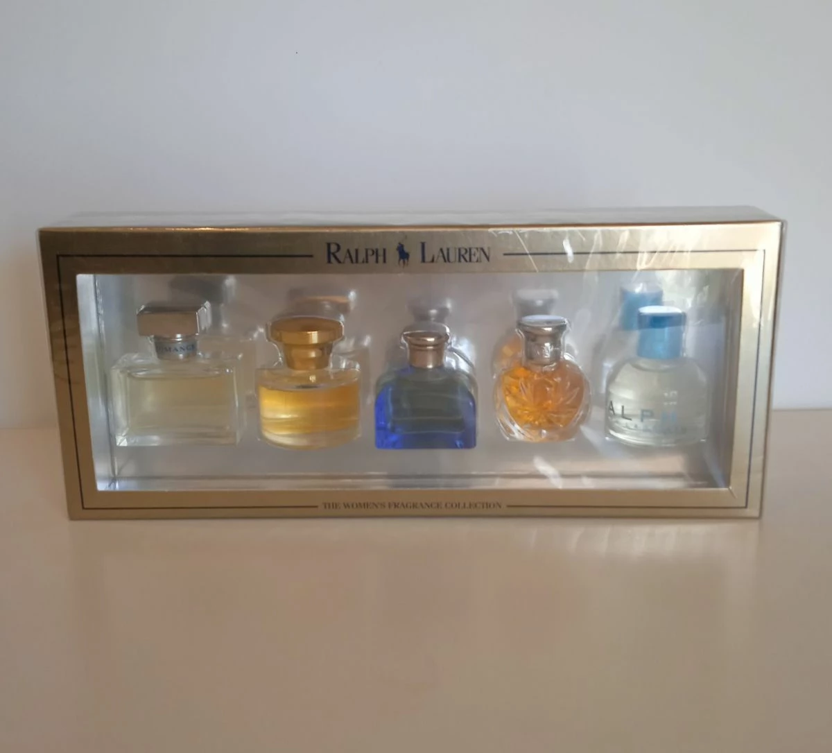 Vendora RALPH LAUREN σετ 5 συλλεκτικές Vintage μινιατούρες με αρώματα σε κλειστό κουτί. 3 Vendora RALPH LAUREN σετ 5 συλλεκτικές Vintage μινιατούρες με αρώματα σε κλειστό κουτί.