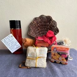 Vendora 5 οικολογικά χειροποίητα σαπούνια και αφρόλουτρο + δώρο ψάθινο καλαθάκι σε σχήμα κοχυλιού